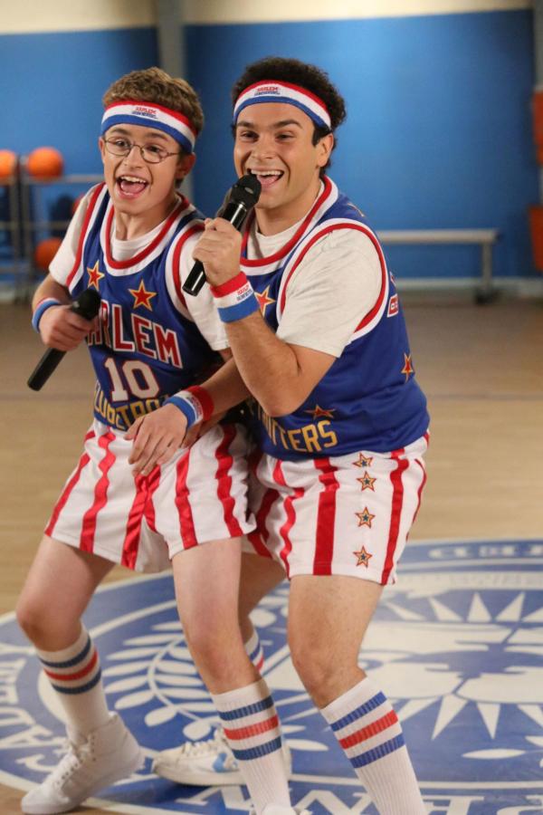Bild 1 von 10: Adam Goldberg (Sean Giambrone, l.); Barry Goldberg (Troy Gentile, r.)