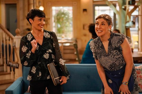 Bild 1 von 12: Olivia (Nicole Pacent, l.); Kat (Mayim Bialik, r.)