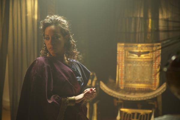 Bild 1 von 5: Naqia, Ehefrau von König Sanherib, schmiedet Pläne (Reenactment).