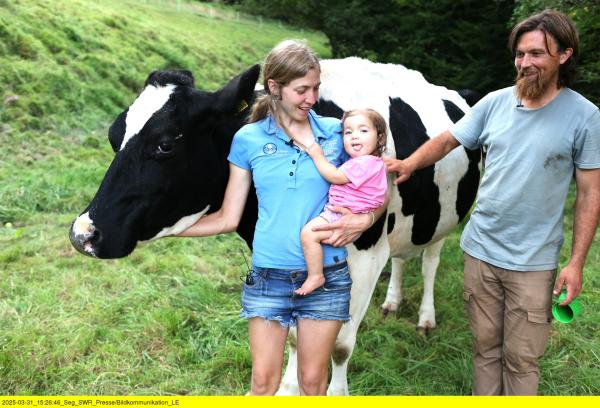 Bild 1 von 7: Mareike und Leon Koch mit Tochter Sofia. Raus aus dem Konsum - rein in die Natur - mit Arbeitstieren und Improvisation - ohne Diesel und Dünger.