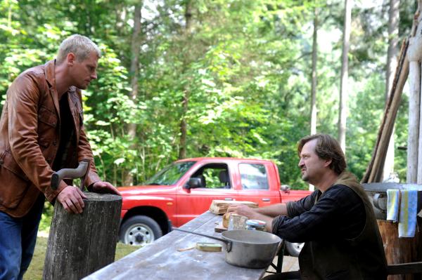 Bild 1 von 10: Andreas (Martin Gruber, l.) vermutet, dass Robert Moser (Patrick von Blume, r.) etwas mit dem Verschwinden von Susanne zu tun hat.