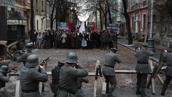 Bild 1 von 4: In Berlin kommt es am 6. Dezember 1918 zu Schießereien zwischen rechtsgerichteten Soldaten und demonstrierenden Arbeitern.