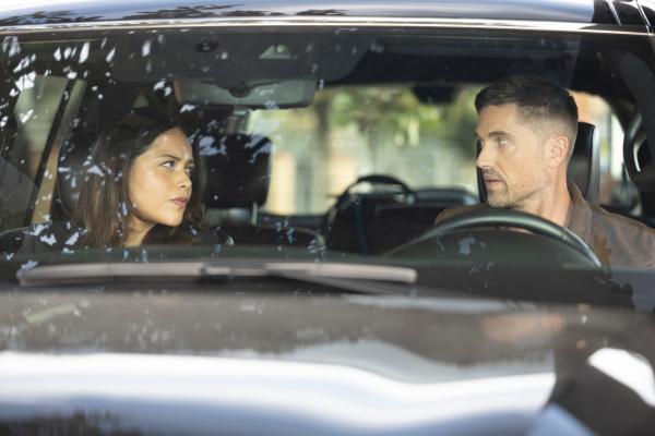 Bild 1 von 3: Angela (Alyssa Diaz) bietet Tim (Eric Winter) ihre Unterstützung bei der unautorisierten Verfolgung einer gefährlichen Person an, unbeeindruckt von der Gefahr, dadurch ihren Job zu verlieren.
