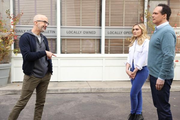 Bild 1 von 9: (v.l.n.r.) Walker Montgomery (Jim Rash); Taylor Otto (Meg Donnelly); Greg Otto (Diedrich Bader)