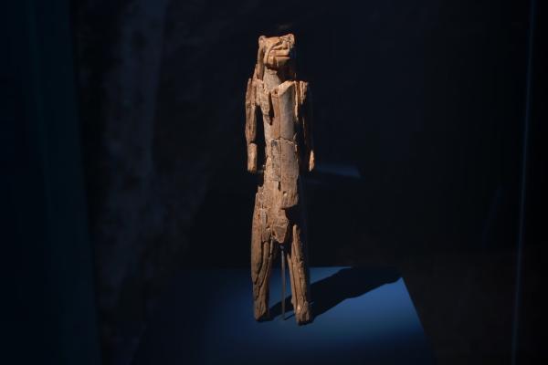 Bild 1 von 3: Der Löwenmensch wurde in mühevoller Kleinarbeit wieder zusammengesetzt.