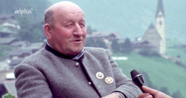 Bild 1 von 3: Erst im Jahr 1800 wagte sich die erste Bergsteiger-Expedition auf den als unbezwingbar geltenden Großglockner, den höchsten Berg Österreichs. 1975, im Jahr der Entstehung dieser Dokumentation, ist der Großglockner ein beliebtes Reiseziel für Städter, die dort die Natur, die Luft und die Ruhe genießen. Die Atmosphäre ist entspannt und heiter - und so ist der Film angereichert mit Geschichten, erzählt von Touristen sowie Bergführern und Hüttenwirten, die ihren Beruf ganz offensichtlich lieben.