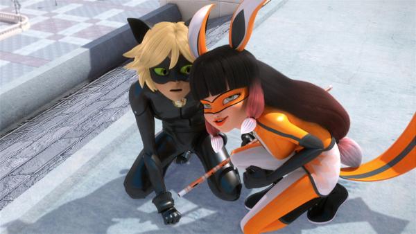 Bild 1 von 3: Lila, eine neue Schülerin, möchte Adrien beeindrucken und gibt vor, eine sehr gute Freundin von Ladybug zu sein. Zu Lilas Unglück hört Marinette derem Unterhaltung, woraufhin Ladybug Lila in Adriens Gegenwart zur Rede stellt und sie erniedrigt. Hawk Moth nutzt Lilas Eifersucht und Frust, um sie in Volpina, eine Meisterin der Illusion, zu verwandeln. Wird Volpina Ladybug und Cat Noir in die Irre führen?