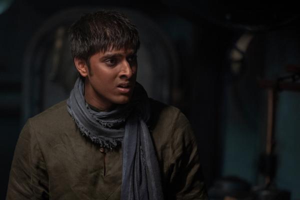 Bild 1 von 5: Ranbir (Ashan Kumar) bekräftigt, dass er Nemo bei der Vernichtung der Company unterstützen will.