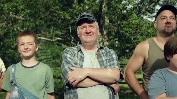 Bild 1 von 8: Mit viel Enthusiasmus können Max (Oscar Desgagnés, 2. von links) und Charles (Joey Bélanger, rechts) die Dorfbewohner überzeugen, ihre Idee zu unterstützen. Dazu gehören u.a. der arbeitslose Trinker Raymond (Benoît Brière, Mitte), der alles verloren hat; Martin (Justin Laramée, 2. von rechts) und seine Tochter, die smarte Alice (Emma Bao Linh Tourné, links), die sich um das Marketing kümmern will.