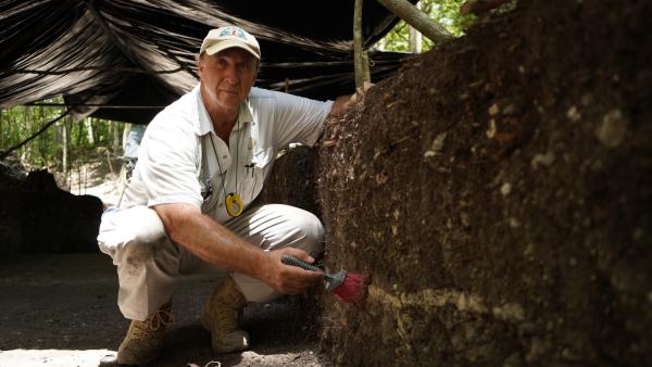 Bild 1 von 15: Richard Hansen gräbt an einer Fundstelle der Maya. Der dicke Zementboden, den die Maya gebaut haben, ist immer noch zu sehen.