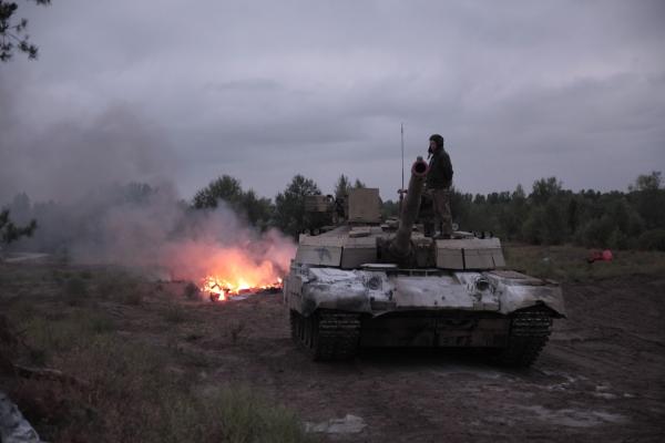 Bild 1 von 2: Moderne Panzer - große Zerstörungskraft und extreme Widerstandsfähigkeit.