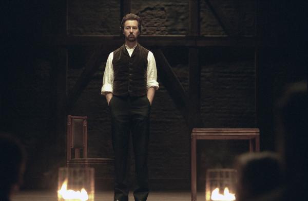 Bild 1 von 19: Als der berühmte Magier Eisenheim (Edward Norton) zufällig auf seine Jugendliebe trifft, die mittlerweile mit dem österreichischen Kronprinzen Leopold liiert ist, beginnt für ihn eine Romanze, die ebenso sinnlich wie gefährlich ist ...