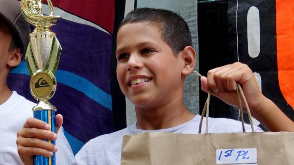 Bild 1 von 5: Diesel (12 Jahre) gewinnt den Surfwettbewerb am Honolii Beach auf Big Island, Hawaii.