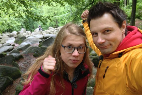 Bild 1 von 2: Die Reporter Esther Brandt (links) und André Gatzke (rechts) sind unterwegs in Hessen: Im Odenwald liegt das \