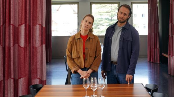 Bild 1 von 22: In der Befragung: Das Ermittlerduo Sonja Schwarz (Chiara Schoras, li.) und ihr Kollege Jonas Kerschbaumer (Gabriel Raab, re.) zweifelt.