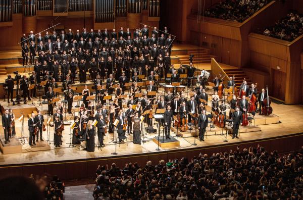 Bild 1 von 2: Teodor Currentzis dirigiert das Orchester und den Chor von musicAeterna in der Athener ?Megaron Concert Hall? ? und feiert Ludwig van Beethovens kraftvolles Opus Magnum, die 9. Symphonie.