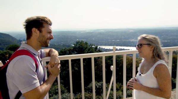 Bild 1 von 4: Soledad Sichert (rechts), Simultandolmetscherin und Reiseführerin, erzählt Daniel Aßmann auf dem Balkon des Luxushotels Petersberg Anekdoten über die prominenten Gäste des ehemaligen Gästehauses des Bundes.