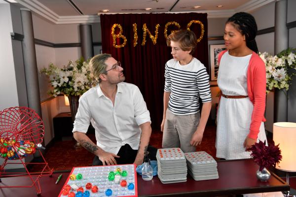 Bild 1 von 16: Annika (Emilia Djalili, r.) und Paul (Leander Pütz, M.) sind freudig überrascht, David Garrett (l.) beim Bingo-Spiel wiederzusehen.