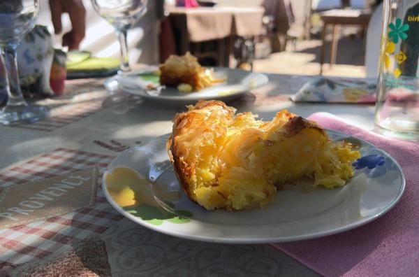 Bild 1 von 3: In Bulgarien bereitet Mitsas ihre Schafskäseschnecken zu.