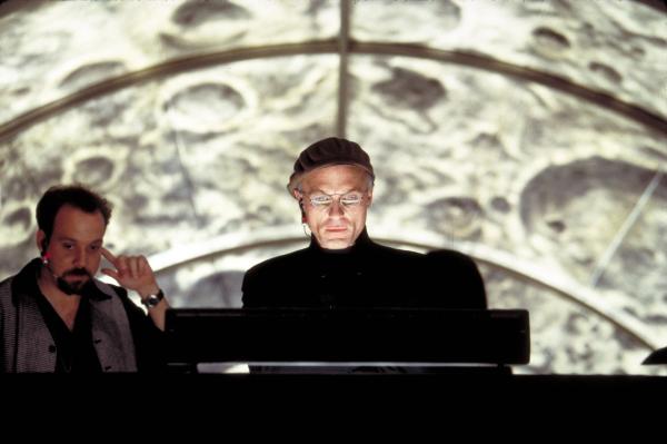 Bild 1 von 11: Der Verantwortliche der Truman Show ist Christof (Ed Harris, r.), Erfinder, Produzent und Regisseur. Alle Darsteller sind Schauspieler, nur der Star glaubt, am wirklichen Leben teilzunehmen ...