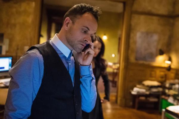 Bild 1 von 10: Als ein Schuldeneintreiber ermordet wird, nehmen Holmes (Jonny Lee Miller) und Watson die Ermittlungen auf ...