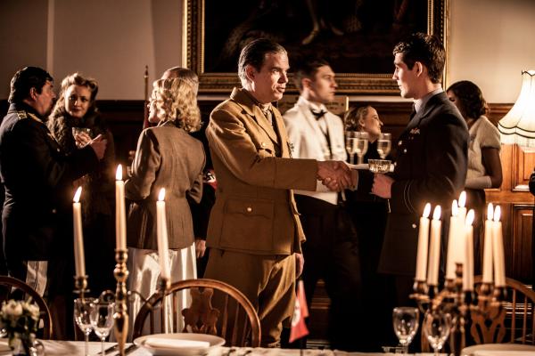 Bild 1 von 4: Rudolf Heß auf einer Dinner-Party.