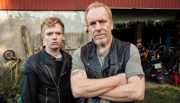Bild 1 von 8: Verdächtig: Rockerchef Gustav Ericsson (Clive Wood, rechts) und Sohn Pontus (Hugh Mitchell).