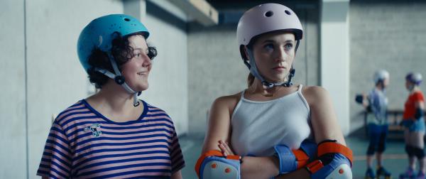 Bild 1 von 4: MJ (Salomé Diénis Meulien, l.); Lola Bouvier (Chloé Jouannet, r.)