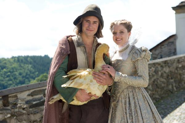 Bild 1 von 20: Der Dummling (Jeremy Mockridge) und die goldene Gans haben die Prinzessin (Jella Haase) zum Lachen gebracht.