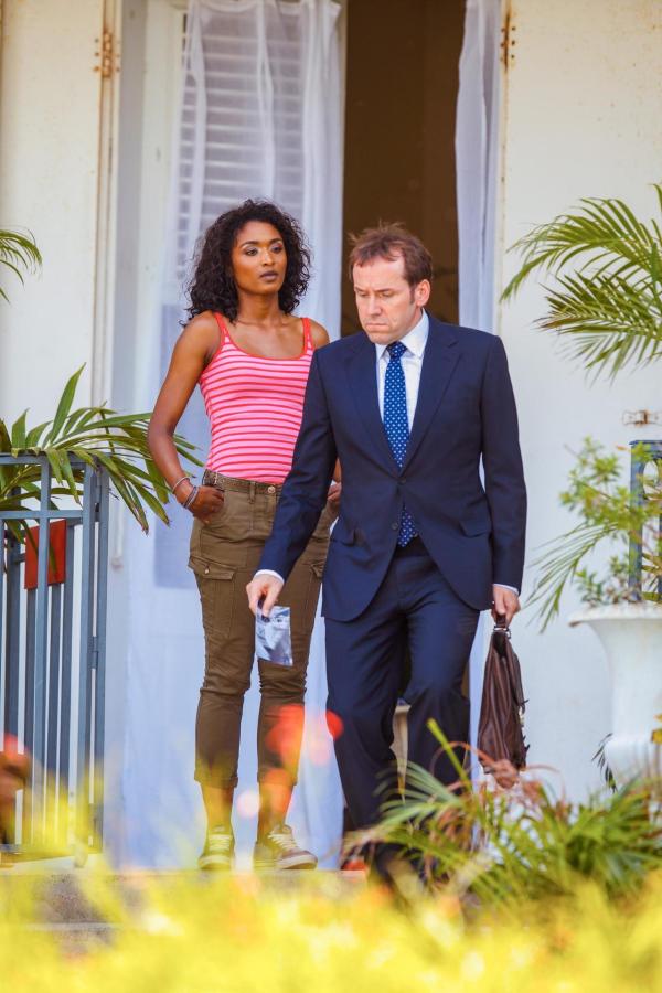 Bild 1 von 6: Im Bild: Sara Martins (Det. Serg. Camille Bordey), Ben Miller (Det. Insp. Richard Poole).
