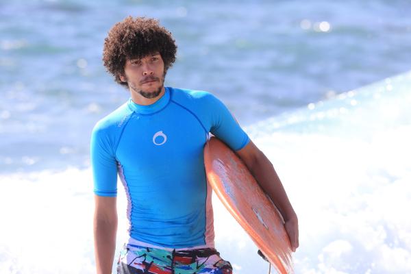 Bild 1 von 12: Steve Taylor (Joel Fry) gehörte auch zu den Schülern des ermordeten Surflehrers Jake. Er scheint mit dem Mord nicht in Verbindung zu stehen, bis Humphrey eine Entdeckung macht.