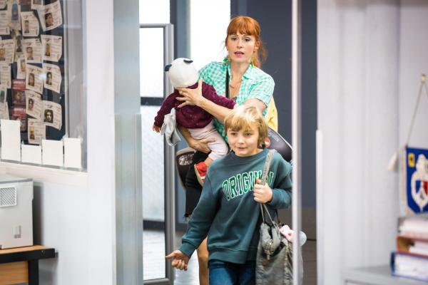 Bild 1 von 5: Eliott (Noé Vandevoorde, vorne); Morgane Alvaro (Audrey Fleurot, hinten)