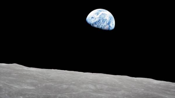 Bild 1 von 2: Ein Jahr vor der Mondlandung entstand eines der berühmtesten Bild der Geschichte, welches später zum Symbol für den Umweltschutz werden wird. Ein NASA-Astronaut fotografierte während des Apollo-8 Raumflugs die aufgehende Erde.