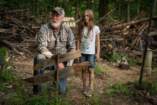 Bild 1 von 7: John Lithgow as Jud, left, and Jeté Laurence as Ellie in PET SEMATARY, from Paramount Pictures.