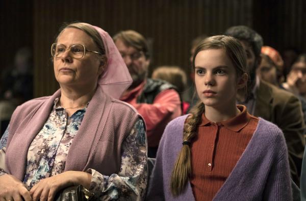 Bild 1 von 6: Ulja Funk (Romy Lou Janinhoff), Oma Olga (Hildegard Schroedter)