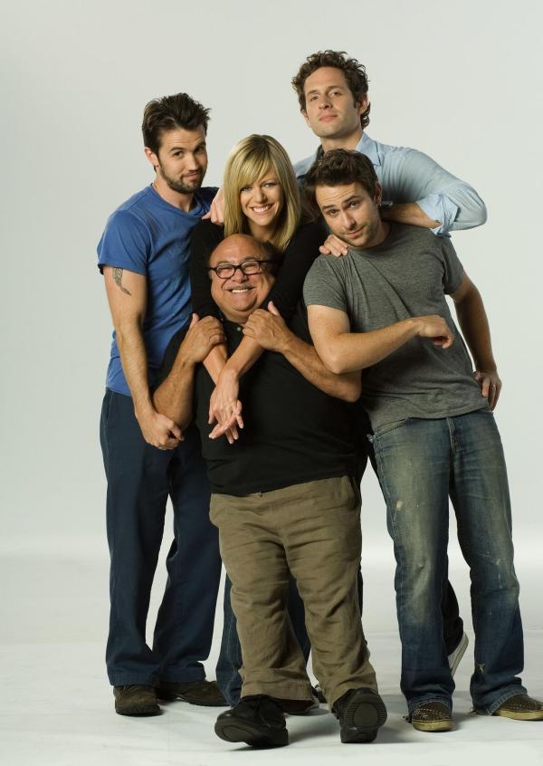 Bild 1 von 22: (3. Staffel) - It's Always Sunny in Philadelphia: Frank (Danny DeVito, vorne l.), Dee (Kaitlin Olson, hinten M.), Dennis (Glenn Howerton, hinten r.), Charlie (Charlie Day, vorne r.) und Mac (Rob McElhenney, hinten l.) ...