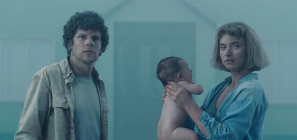 Bild 1 von 3: Tom (Jesse Eisenberg, l.); Gemma (Imogen Poots, r.)