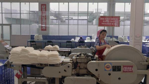 Bild 1 von 8: Nordkoreas Textilindustrie arbeitet weitgehend für den Export und wird von \