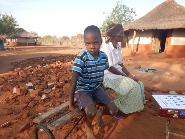 Bild 1 von 5: Die meisten sehbehinderten Kinder kommen nicht zum Unterricht - so wie der siebenjährige Blessing Ncube, der in diesem Jahr die Schule ganz abbrechen musste.