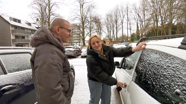 Bild 1 von 5: Nachdem Mikes Auto schon verkauft werden musste, springt jetzt auch Farinas Kleinwagen nicht mehr an.