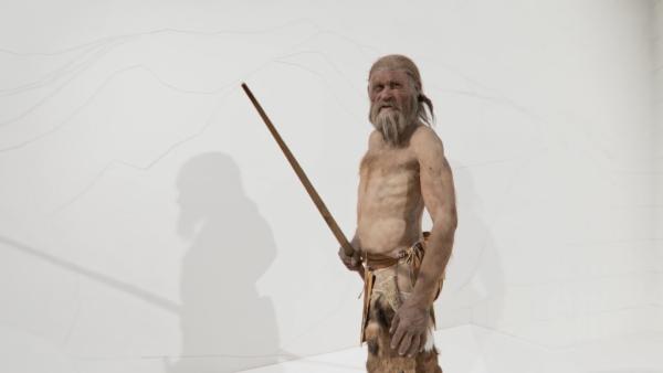 Bild 1 von 2: In den Jahren nach der Entdeckung Ötzis, versterben mehr und mehr Teilnehmer des Bergungsteams bereits in jungen Jahren. Haben sie womöglich einen tödlichen Fluch entfesselt?