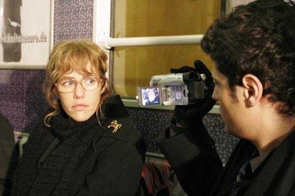 Bild 1 von 21: Auf Rokkos (Manuel Cortez, r.) Rat lässt sich Lisa (Alexandra Neldel, l.) von ihm filmen, damit sie bei künftigen Interviews sicherer im Umgang mit der Presse und der Kamera ist. (Dieses Foto von Alexandra Neldel darf nur in Zusammenhang mit der Berichterstattung über die Serie \