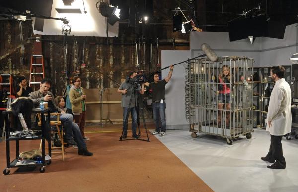 Bild 1 von 35: Bei den Dreharbeiten zu ihrem neuen Film gibt Penny (Kaley Cuoco, 2.v.r.) alles. Doch Kenneth (Steve Valentine, 2.v.l.) ist anderer Meinung und feuert sie. Auch Leonard (Johnny Galecki, M.) und Will Wheaton (Will Wheaton, r.) können nichts dagegen tun ...