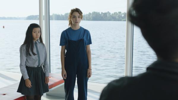 Bild 1 von 8: Edsilia und Rox (v.l.n.r.: Rosaline Lantink, Laura van Der Meché) sind nicht einverstanden mit Kais Vorschlägen.