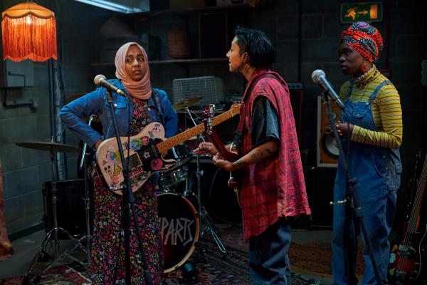 Bild 1 von 6: Bei der Bandprobe mit Saira (Sarah Kameela Impey, M.) und Bisma (Faith Omole, r.) beschleicht Amina (Anjana Vasan, l.) das Unbehagen, den Soundsmash-Vorentscheid zu verpatzen.