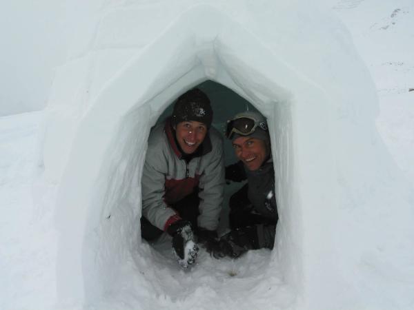 Bild 1 von 5: Mit Andi testet Willi (links) ein Iglu, in dem man im Schnee und Eis überleben kann.