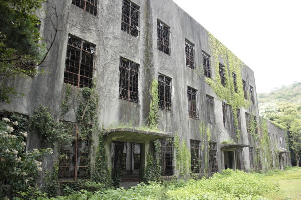 Bild 1 von 10: Das ehemalige Elektrizitätswerk der Giftgasfabrik auf ?kunoshima in Japan liegt versteckt hinter Bäumen und einem Hügel auf der Rückseite der Insel.
