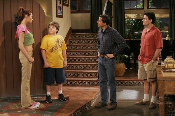 Bild 1 von 13: Jake (Angus T. Jones, 2.v.l.) lädt Kandi (April Bowlby, l.) zu seinem Geburtstag ein und jetzt steht Alan (Jon Cryer, 2.v.r.) vor dem Problem, dass er sich mit seiner jungen Freundin vor seiner gesamten Familie outen muss. Charlie (Charlie Sheen, r.) freut sich darüber ...