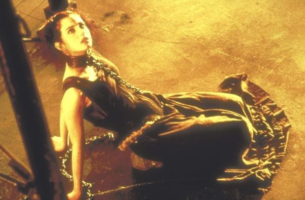 Bild 1 von 8: Unterstützung findet Ashe in seinem Rachefeldzug bei Sarah (Mia Kirshner) ...