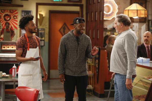 Bild 1 von 12: (v.l.n.r.) Franco (Jermaine Fowler); Sweatpants (Rell Battle); Arthur (Judd Hirsch)
